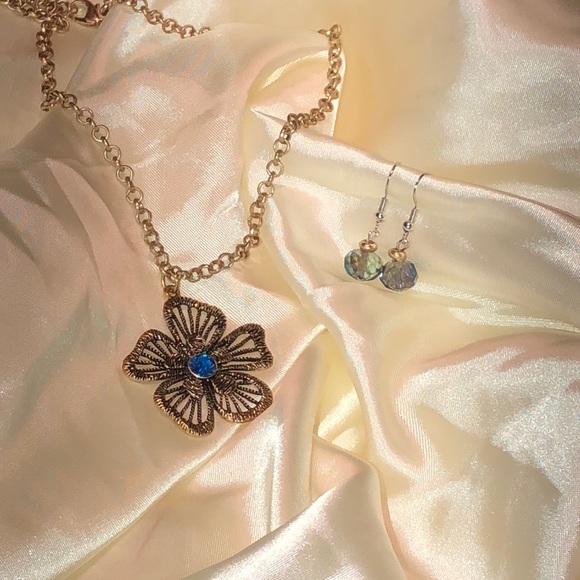 Gorgeous blue flower pendant with earrings NWT - Picture 5 of 6